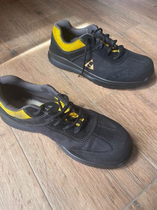 Zapatos de seguridad negros y amarillos