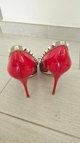 Zapatos de tacón rojos con tachuelas