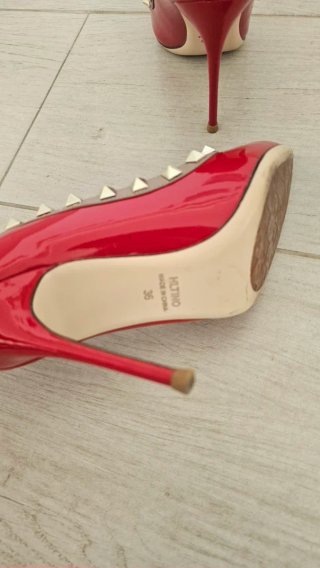 Zapatos de tacón rojos con tachuelas