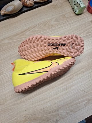 Zapatillas Nike multitacos amarillas y rosas