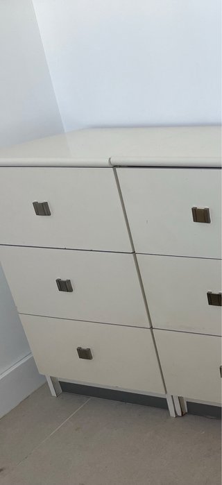 Cómoda estrecha beige 3 cajones