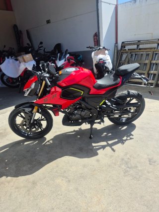 QJMOTOR SRK 125J Moto Naked Negra/Gris