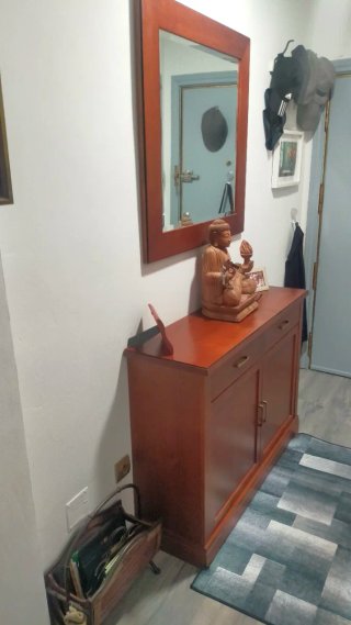 Mueble de madera con espejo
