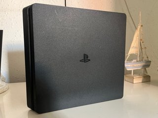 PS4 Slim 1TB + 2 Mandos + Juego