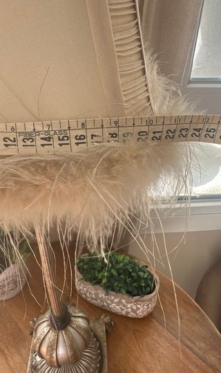 Lámpara de mesa con plumas