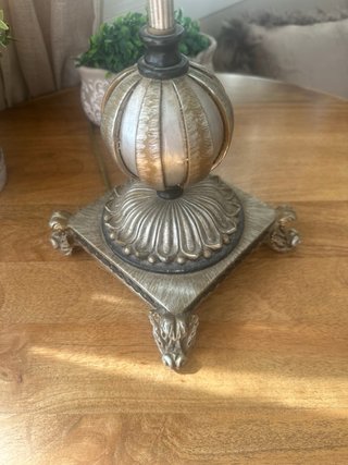 Lámpara de mesa con plumas