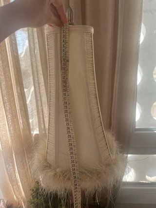 Lámpara de mesa con plumas