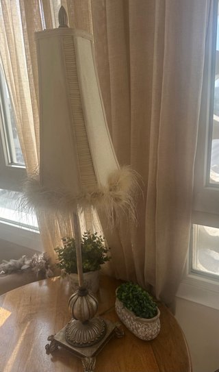 Lámpara de mesa con plumas