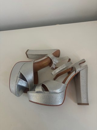 Zapatos de tacón plateados