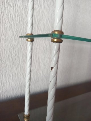 Estantería de cristal con soportes dorados