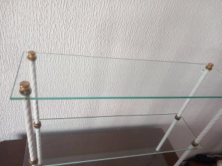 Estantería de cristal con soportes dorados