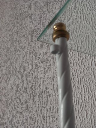 Estantería de cristal con soportes dorados