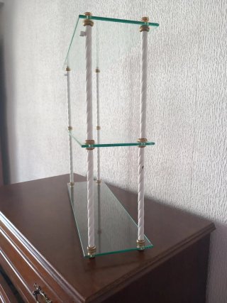 Estantería de cristal con soportes dorados