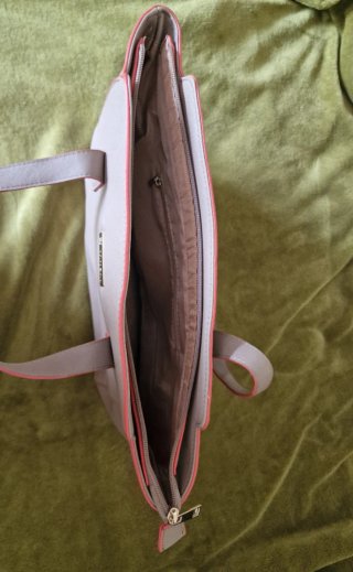 Bolso beige con detalles naranjas