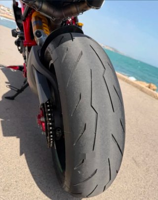 Ducati Supermoto Roja y Blanca