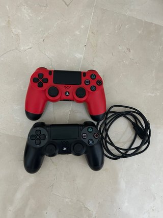 PS4 + 2 mandos + 4 juegos