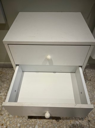 Mesa de noche blanca y madera