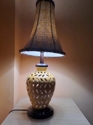 Lámpara de mesa cerámica y yute