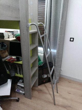 Habitación Nido. Cama alta con escritorio y escale