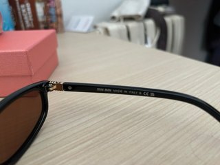Gafas de sol Miu Miu negras y marrones