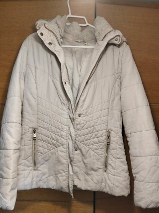 Abrigo beige cremallera rota
