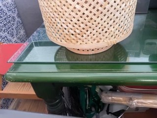 Mesa de madera verde con cristal.  Cristal