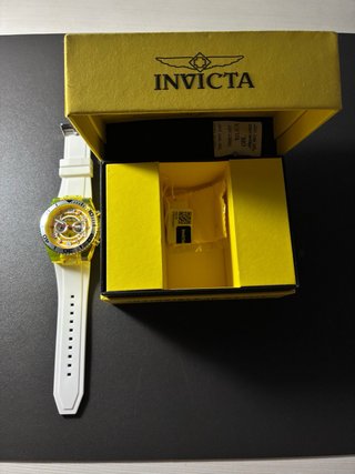 Reloj Invicta Blanco y Amarillo Elegante
