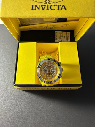 Reloj Invicta Blanco y Amarillo Elegante