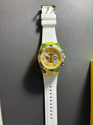 Reloj Invicta Blanco y Amarillo Elegante
