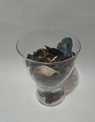 Vaso elegante in vetro con potpourri