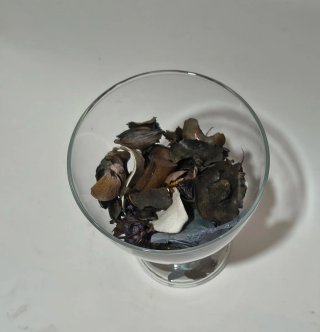 Vaso elegante in vetro con potpourri