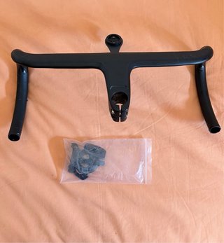 Manillar carbono integrado.