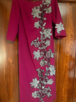 Traje de fiesta rosa con bordado plateado