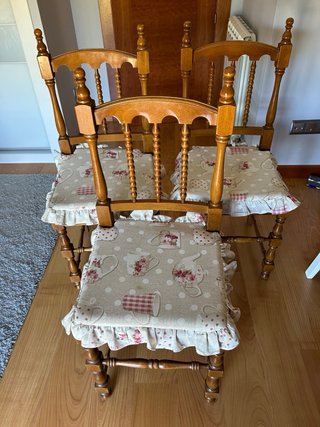 Juego de 4 sillas de madera y mimbre.