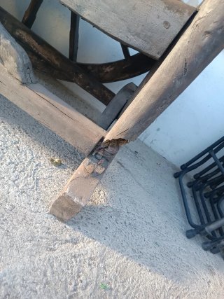 Banco antiguo de madera rústico