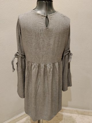Blusa gris con lazada en mangas