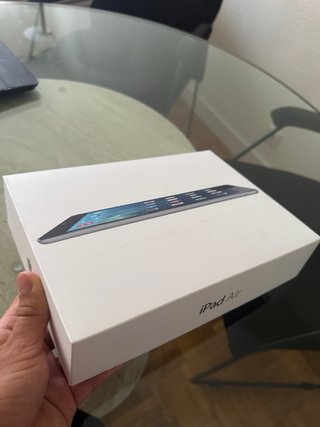 iPad Air 1ª Gen Plata con su caja.
