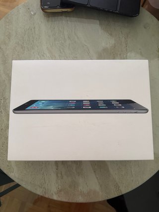 iPad Air 1ª Gen Plata con su caja.