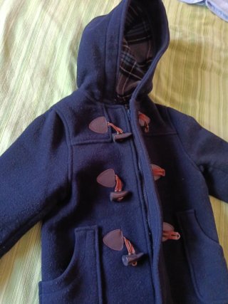 Chaqueta azul con capucha y botones