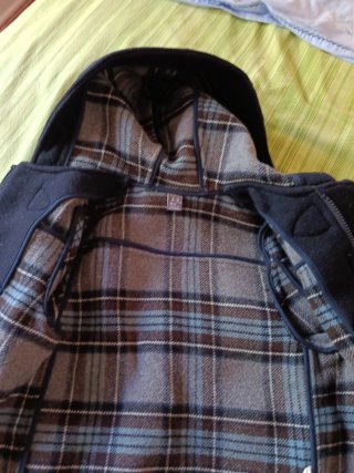 Chaqueta azul con capucha y botones