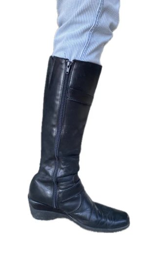 Botas altas de piel negras con hebillas
