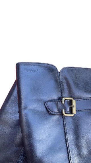 Botas altas de piel negras con hebillas