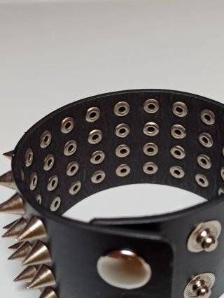Bracciale in pelle con borchie