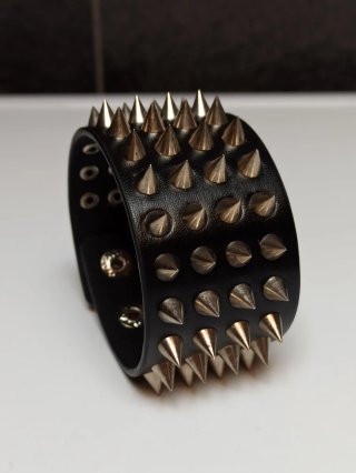 Bracciale in pelle con borchie
