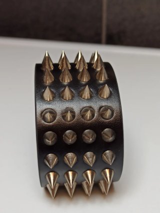 Bracciale in pelle con borchie