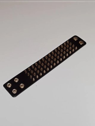 Bracciale in pelle con borchie