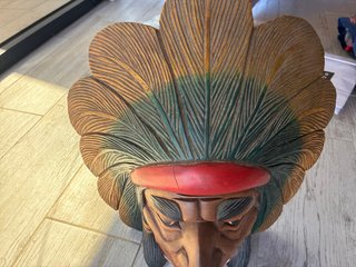 Cabeza de indio tallada en madera