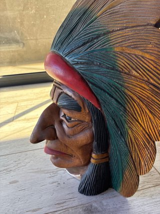 Cabeza de indio tallada en madera