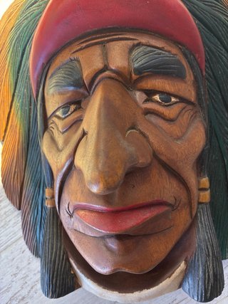Cabeza de indio tallada en madera