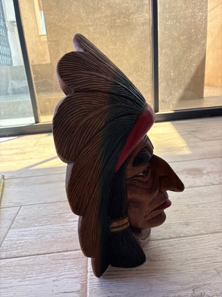 Cabeza de indio tallada en madera